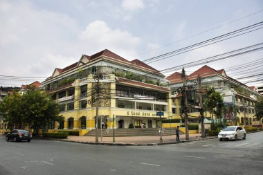 Tay insanlar araç sürücüsü ve Burapha yolu ile eski Siam Plaza Wang Burapha Phahurat kavşakta trafik üzerinde 18 Nisan 2018 üzerinde Bangkok, Tayland motosikletin