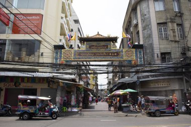 Tayland Sürüş araba ve sürme motosiklet Thanon Ratchawong yolda trafik ön kısmında Wat Loka Nu Khro Samphanthawong yönü ile 18 Nisan 2018 üzerinde Bangkok, Tayland insanlar