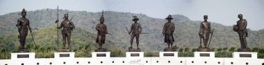 Tay insanlar ve yabancı yolcuları yürüyüş bronz heykeller Rajabhakti Park'ta yedi Tay kralların 10 Mart 2018 yılında Prachuap Khiri Khan, Tayland ziyaret edin