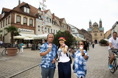 Alman yaşlı adam ve kadın Tay insanlar dondurma ve yeme seyahat Speyer town adlı 27 Ağustos 2017 Rheinland Pfalz, Almanya ziyaret etti sonra göster