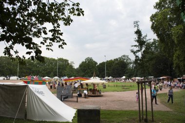 Almanca ve seyahat etmek insanlar ziyaret edin ve 27 Ağustos 2017 Rhineland-Palatinate, Almanya için Domgarten Bahçe Speyer, Avrupa'nın retro festival olay katılın