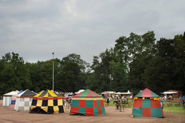Almanca ve seyahat etmek insanlar ziyaret edin ve 27 Ağustos 2017 Rhineland-Palatinate, Almanya için Domgarten Bahçe Speyer, Avrupa'nın retro festival olay katılın