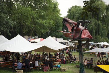 Almanca ve seyahat etmek insanlar ziyaret edin ve 27 Ağustos 2017 Rhineland-Palatinate, Almanya için Domgarten Bahçe Speyer, Avrupa'nın retro festival olay katılın