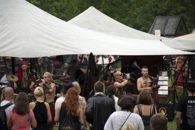 Almanca ve seyahat etmek insanlar ziyaret edin ve 27 Ağustos 2017 Rhineland-Palatinate, Almanya için Domgarten Bahçe Speyer, Avrupa'nın retro festival olay katılın