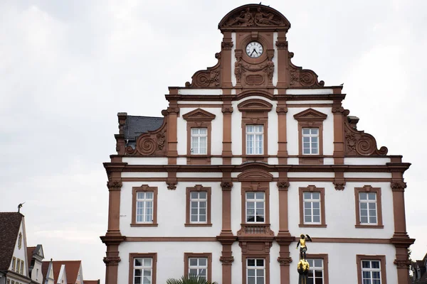 经典复古建筑与圣乔治喷泉与圣乔治雕像圣乔治在莱茵兰德市的 Speyer 镇屠龙 — 图库照片