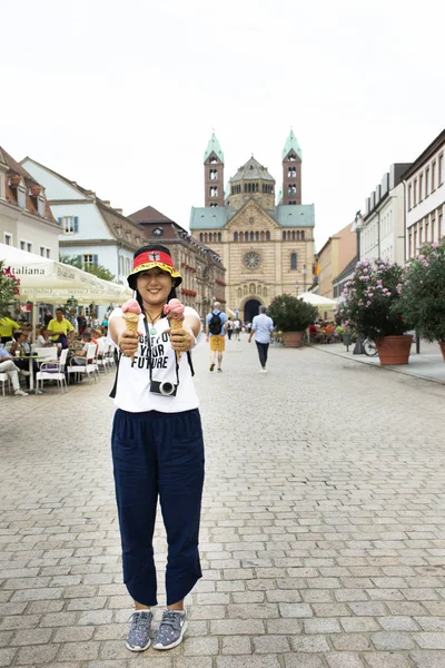 Mujer Tailandesa Muestra Helado Comer Carretera Después Viajar Visitó Catedral — Foto de Stock