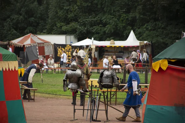 德国和旅行者的人访问和加入欧洲复古节事件在 Domgarten 花园在 Speyer 在2017年8月27日在莱茵兰德 — 图库照片