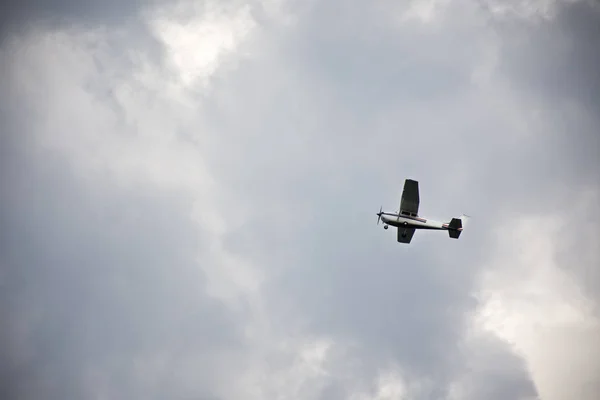 Pequeno Avião Voando Céu Com Nuvens Tempestuosas Cidade Speyer Alemanha — Fotografia de Stock
