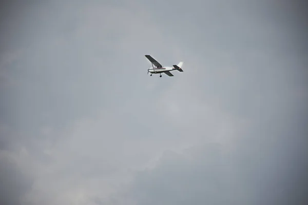 ドイツのシュパイアー町嵐雲と空を飛んでいる小さな飛行機 — ストック写真