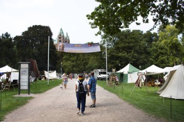 Almanca ve seyahat etmek insanlar ziyaret edin ve 27 Ağustos 2017 Rhineland-Palatinate, Almanya için Domgarten Bahçe Speyer, Avrupa'nın retro festival olay katılın