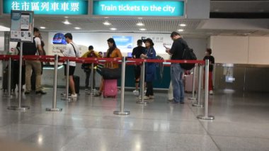 Hong Kong, Çin - 3 Eylül: Çinli ve yabancı gezgin bekleyen hattı satın otobüs bilet sayaç Hong Kong Havaalanı'nda 3 Eylül 2018 üzerinde Hong Kong, Çin'de bilet