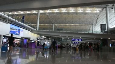 Hong Kong Uluslararası Havaalanı veya Chek Lap Kok Havalimanı Terminal 1 3 Eylül 2018 Hong Kong, Çin Çince ve foriegners insanlar