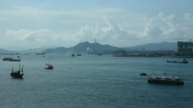 Hong Kong, Çin - 3 Eylül: Görünüm peyzaj ve tekne ve gemi ve Victoria Limanı 9 Eylül 2018 tarihinde Hong Kong, Çin'de Çince önemsiz tekneler ile Hong Kong ve Kowloon adasının cityscape