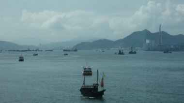 Hong Kong, Çin - 3 Eylül: Görünüm peyzaj ve tekne ve gemi ve Victoria Limanı 9 Eylül 2018 tarihinde Hong Kong, Çin'de Çince önemsiz tekneler ile Hong Kong ve Kowloon adasının cityscape