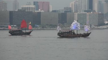 Hong Kong, Çin - 5 Eylül: Retro ahşap gemi veya yolcuları kişi görünümü ve Kowloon Hong Kong Adası'nın Victoria Harbour adlı 9 Eylül 2018 üzerinde Hong Kong, Çin'arayanlar için Çince önemsiz tekneler