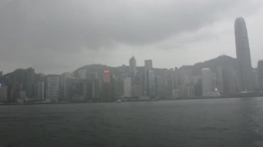 Hong Kong, Çin - 10 Eylül: Görünüm peyzaj ve Hong Kong Adası üzerinden Victoria Harbour Kowloon Adası'nda Hong Kong, Çin 10 Eylül 2018 yılına geçiş Star Feribotu'na cityscape