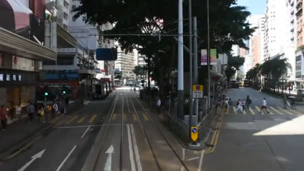 Гонконг Китай Вересня Трафіку Дорогу Ретро Трамвай Китайських Людей Йдуть — стокове відео