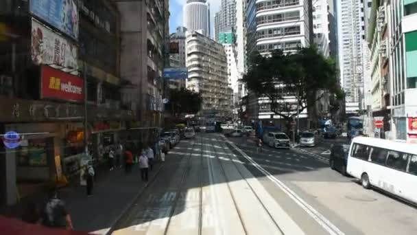 レトロな路面電車と中央へ香港 中国で 2018 日に湾コーズウェイ間 Wan Chai 道路で横断道路を歩く中国人香港 — ストック動画