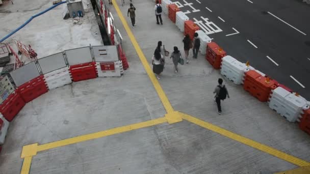 Hong Kong China September Chinese Mensen Lopen Naar Ferry Boot — Stockvideo