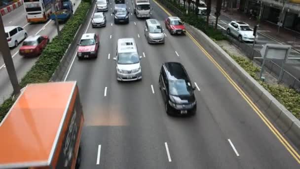 中国の人々 のドライブと 2018 日に中国 香港のワンチャイ地区で港道路乗って香港 — ストック動画