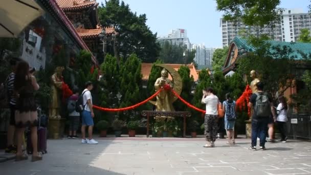 9月9日 中国和外国人旅游访问和尊重祈祷中国上帝和天使在黄大仙或黄大仙寺2018年9月9日在香港 — 图库视频影像
