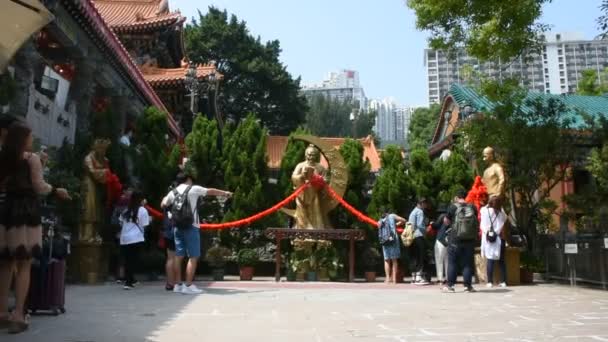 9月9日 中国和外国人旅游访问和尊重祈祷中国上帝和天使在黄大仙或黄大仙寺2018年9月9日在香港 — 图库视频影像