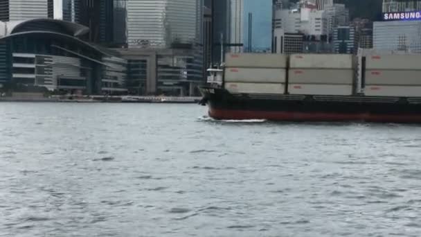 Hong Kong China September Vrachtschip Victoria Harbour Tussen Kowloon Hong — Stockvideo