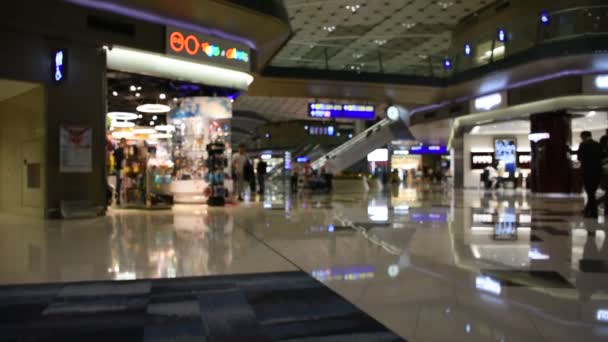 Verschwommene Bewegung Von Menschen Die Terminal Des Internationalen Flughafens Von — Stockvideo