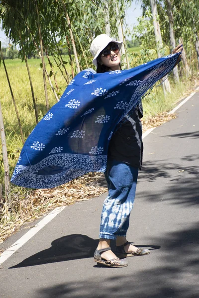 Thaise Vrouwen Poseren Ontspannen Spelen Van Indigo Tie Dye Stof — Stockfoto