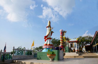Wat Khao Phra Chan Wong veya Khok Samrong Tapınağı'nda Tay insanlar ve seyahat etmek için dağın tepesine ziyaret seyahat ve dua 8 Ocak 2011 Lopburi, Tayland tarihinde saygı