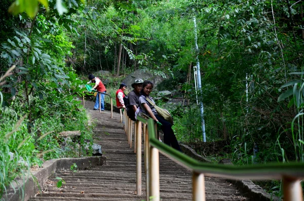 Viajantes Deslizando Caminhando Cima Khao Wong Phra Chan Após Visita — Fotografia de Stock