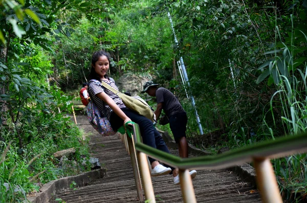 Viajeros Personas Deslizándose Caminando Desde Cima Khao Wong Phra Chan — Foto de Stock