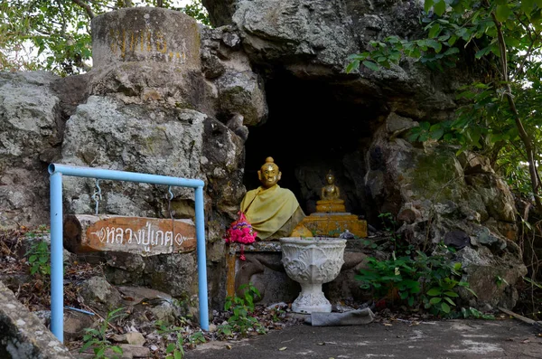 在山上的洞穴为人们旅行访问和尊重祈祷大佛和天使雕像在考皇在华富里 泰国在2011年1月8日 — 图库照片