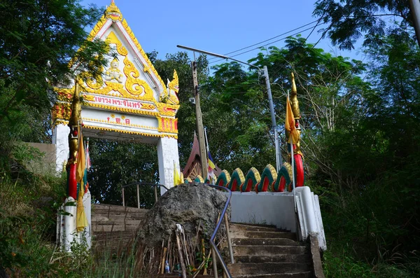 ワット ウォン プラちゃんやタイ人や旅行者のための山の頂上で Khok サムロンお寺訪問を旅行し 2011 日タイのロッブリーでの祈りを尊重 — ストック写真