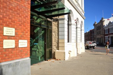 Avustralya insanlar ve foriegner yolcuları asfaltta yol Phillimore Street klasik bina ve trafik yol ile yanında 28 Mayıs 2016 üzerinde Perth, Avustralya yürüyüş