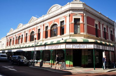 Avustralya kişi ziyaret edin ve ikinci el kitap klasik bina dükkanı Murray Street, Perth, Avustralya 28 Mayıs 2016 üzerinde satın