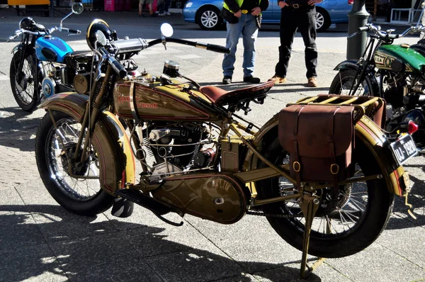 セント ジョンズ アングリカン教会の庭公園で見る人々 のパース オーストラリアで 2016 日にクラシックのレトロなバイクと車祭参加オーストラリア人 — ストック写真