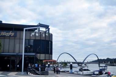 Yürüyüş ve görünümü cityscape ve peyzaj Elizabeth Quay köprü geçiş swan River Perth, Avustralya 29 Mayıs 2016 üzerinde seyir Avustralya insanlar ve foriegner yolcuları