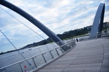 Yürüyüş ve görünümü cityscape ve peyzaj Elizabeth Quay köprü geçiş swan River Perth, Avustralya 29 Mayıs 2016 üzerinde seyir Avustralya insanlar ve foriegner yolcuları