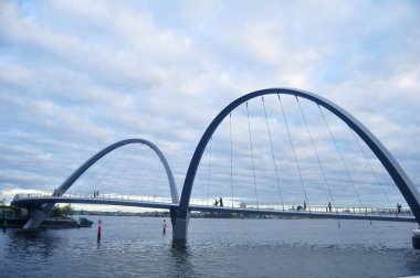 Yürüyüş ve görünümü cityscape ve peyzaj Elizabeth Quay köprü geçiş swan River Perth, Avustralya 29 Mayıs 2016 üzerinde seyir Avustralya insanlar ve foriegner yolcuları
