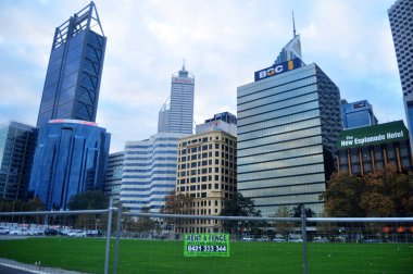 Peyzaj ve cityscape modern binasında Elizabeth Quay üzerinde 29 Mayıs 2016 Perth, Avustralya ile