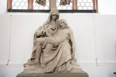 İç ve heykel insanlar için Jesuitenkirche kilisede bir dekor ziyaret edin ve dua üzerinde 25 Ağustos 2017 Baden Wurttemberg, Almanya Heidelberg adlı saygı 