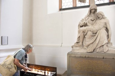 Alman halkının anımsa ve dua eden saygı Jesuitenkirche kilise kutsal bakire Meryem ve İsa heykelinin 25 Ağustos 2017 Heidelberg, Almanya için mum yakmak