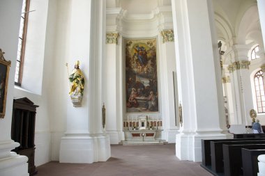 İç ve heykel insanlar için Jesuitenkirche kilisede bir dekor ziyaret edin ve dua üzerinde 25 Ağustos 2017 Baden Wurttemberg, Almanya Heidelberg adlı saygı 
