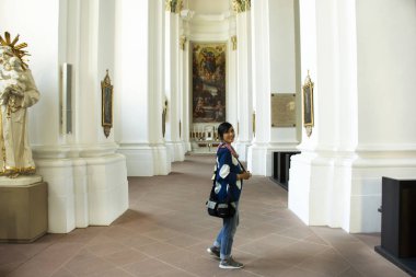 Yolcuları Taylandlı kadın seyahat ziyaret edin ve fotoğraf Jesuitenkirche içinde Heidelberger veya Heidelberg old town adlı 25 Ağustos 2017 Baden Wurttemberg, Almanya'da kilise almak