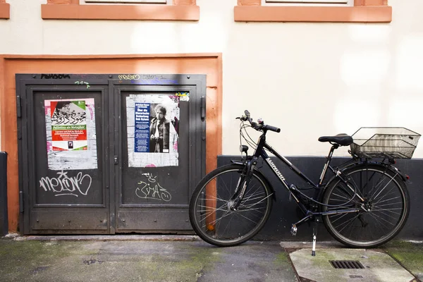 Німецький Народ Зупинки Блокування Велосипеді Передній Частині Класичної Ретро Будинок — стокове фото