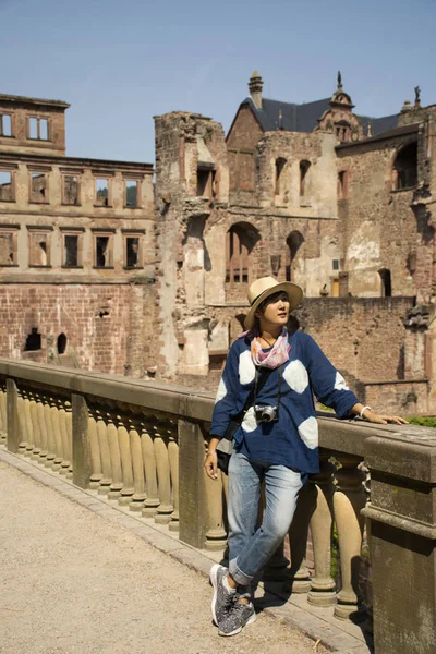 Podróżujący Podróży Tajski Kobieta Odwiedź Zrobić Zdjęcie Zamku Heidelbergu Niemiecki — Zdjęcie stockowe