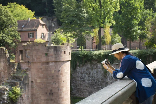 Viaggiatori Thai Visita Della Donna Viaggio Scattare Foto Castello Heidelberg — Foto Stock