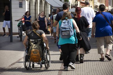 Alman engelliler ve ziyaret ve üzerinde 25 Ağustos 2017 Baden Wurttemberg, Almanya Heidelberg veya Heidelberger old town adlı alışveriş yabancı gezginler