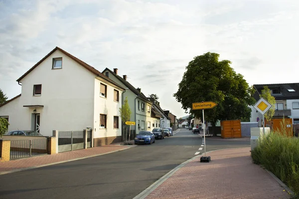 Landschaft Und Stadtbild Mit Verkehrsstraße Und Deutschen Fußgängern Auf Gehweg — Stockfoto